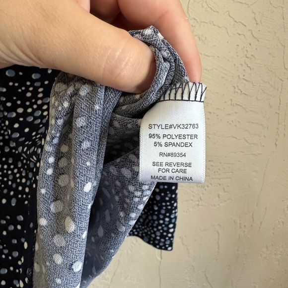 🎈2/$15🎈NWT Adrienne Vittadini Size Medium Cold Shoulder Top - Picture 4 of 6